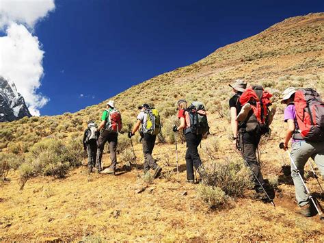 Cómo vestirse para hacer senderismo o trekking según la época。